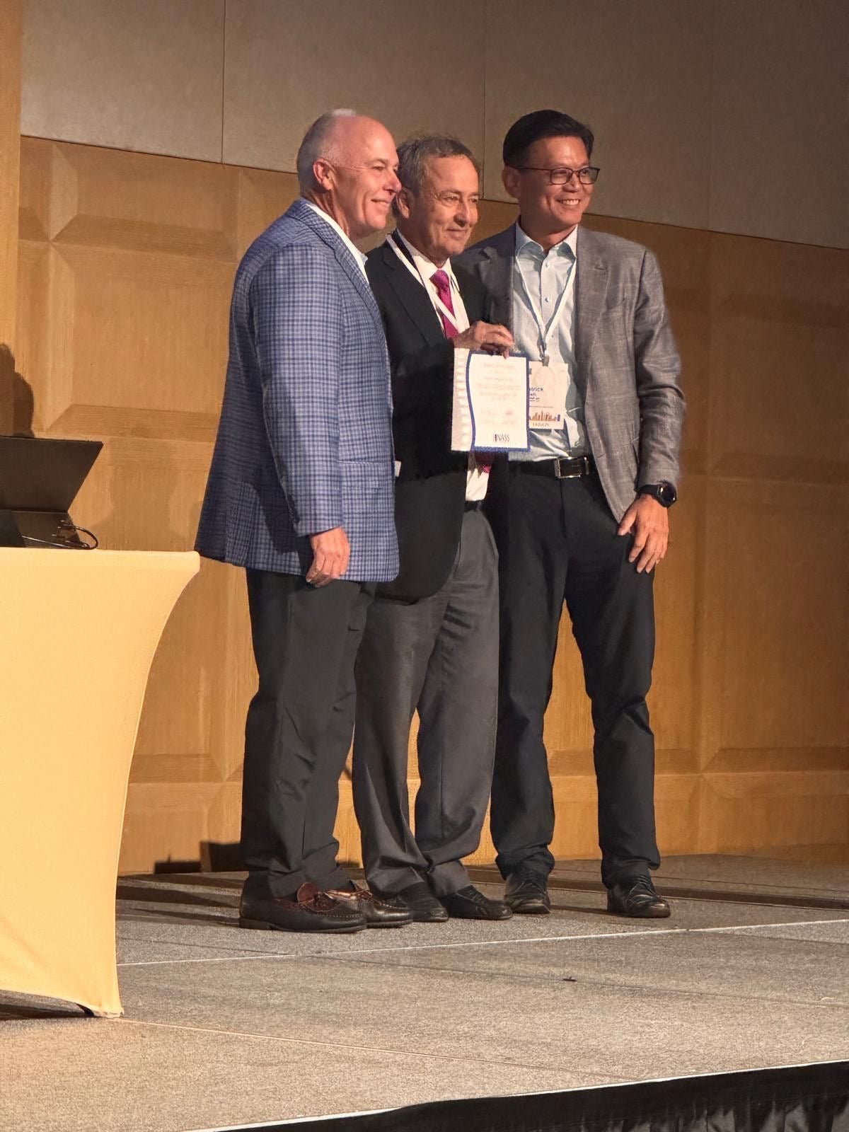 El doctor, en el centro de la imagen, al recibir el reconocimiento.