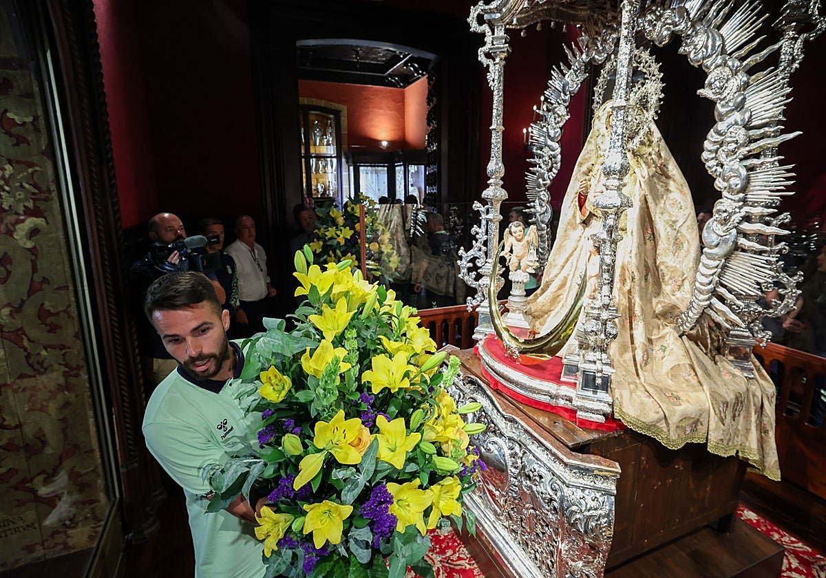 Kirian realizando la ofrenda a la Virgen del Pino en 2024.