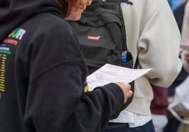 Estudiantado universitario da los últimos repaso al temario antes de presentarse a la PAU.