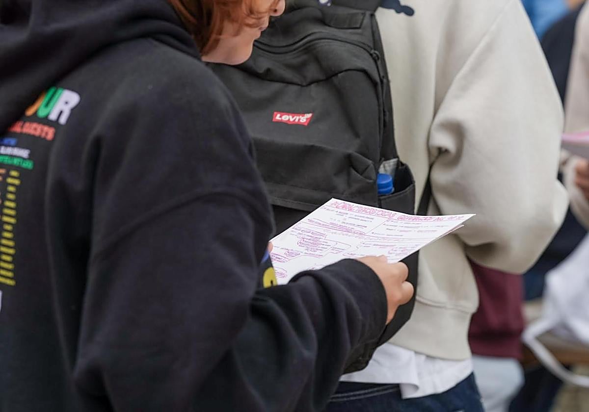 Estudiantado universitario da los últimos repaso al temario antes de presentarse a la PAU.