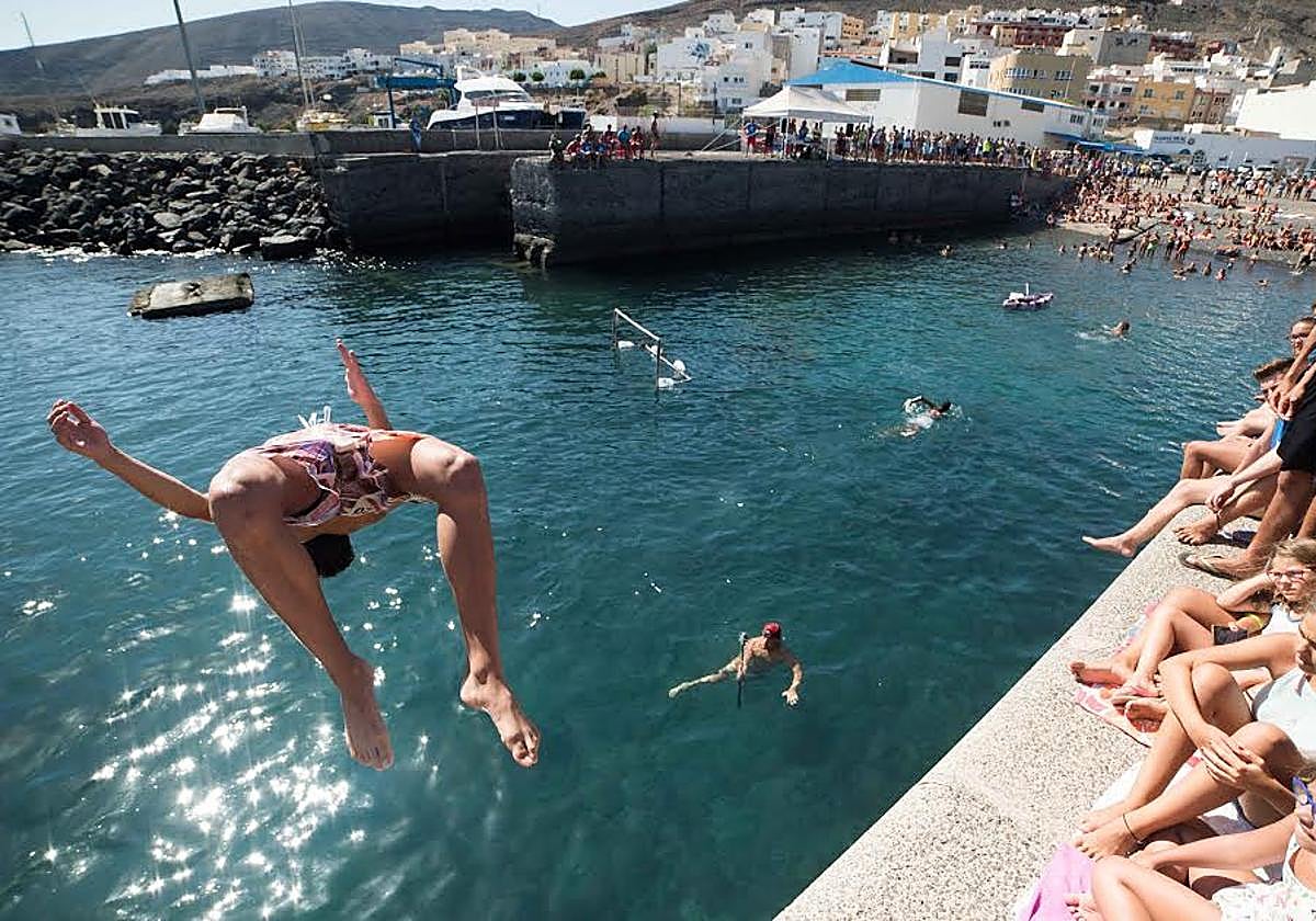 Concurso de saltos desde el de Gran Tarajal, dentro de la Semana de la Juventudmuelle