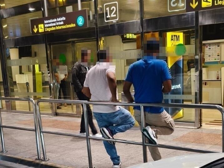 Conductores particulares en la llegada de vuelos internacionales.