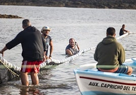 Vecinos y marineros tiraron el sábado del chinchorro en El Río, cerca del faro de El Tostón, en El Cotillo.
