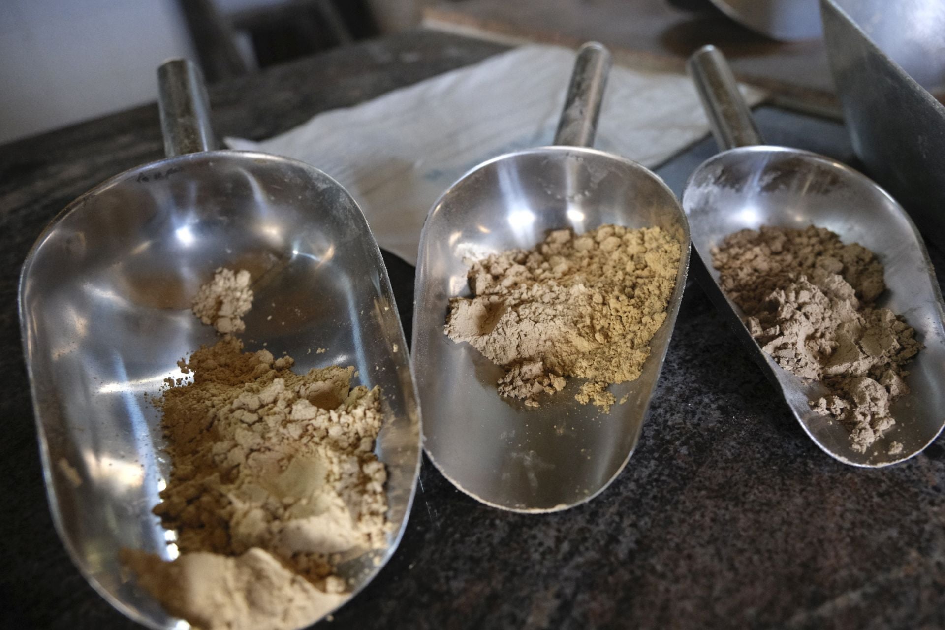 Imagen secundaria 1 - Arriba, Domingo Díaz crea arte con sus manos en el centro losero. Abajo, distintos tipos de gofio del Molino San Pedro y casas-cuevas caracterísitcas de La Atalaya de Santa Brígida.