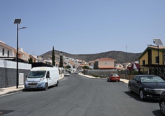 La calle Himar de Loma II ha estrenado ya las nuevas luminarias.