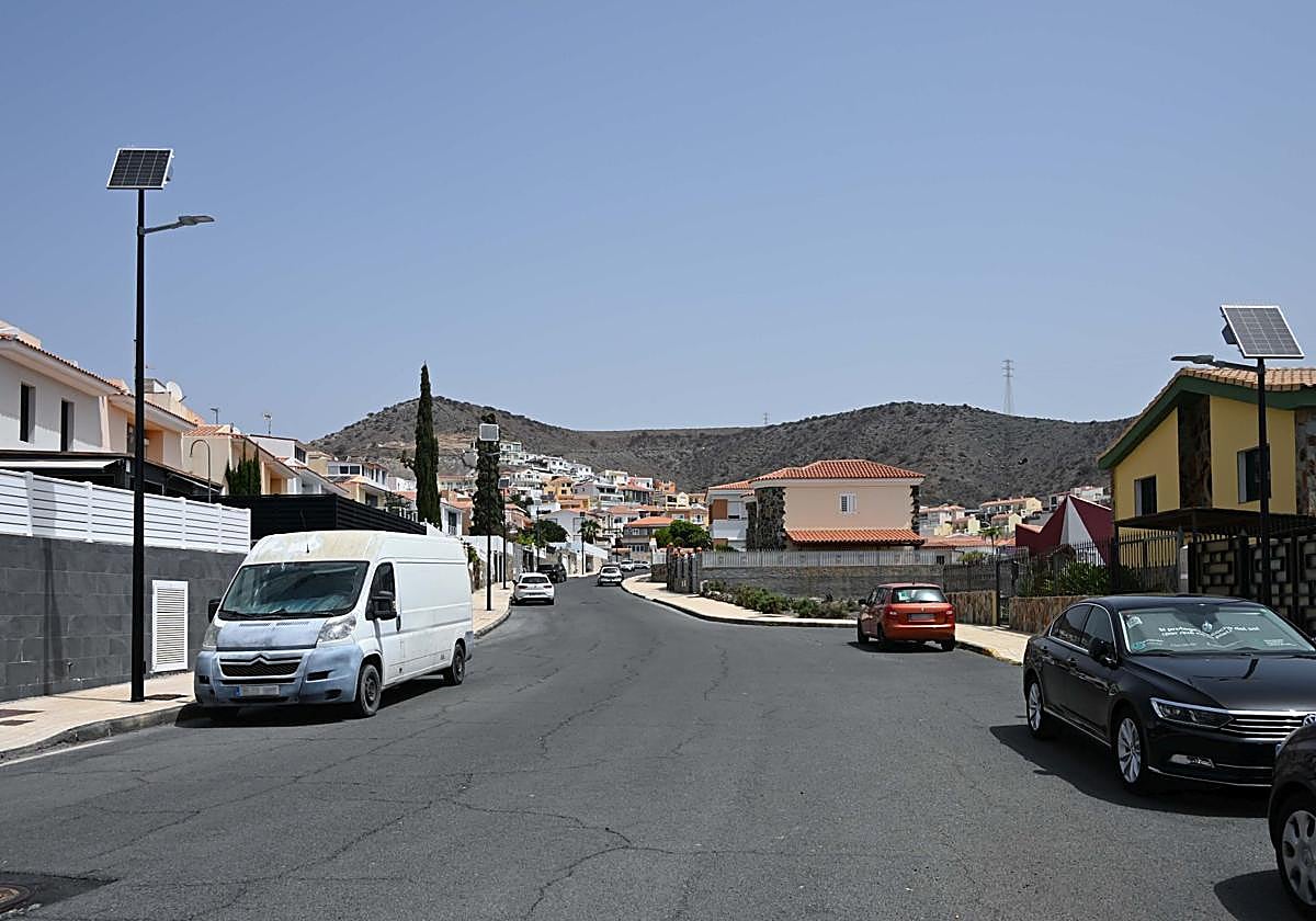 La calle Himar de Loma II ha estrenado ya las nuevas luminarias.