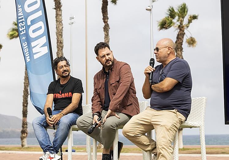 De izquierda a derecha, Mario Alonso, Josué ïñiguez y Lorenzo de la Hoz, este martes, en la plaza de la Música.