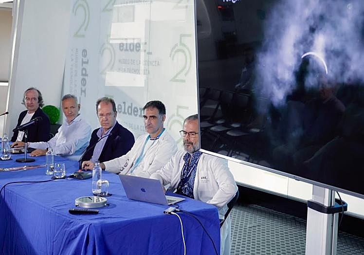 Responsables de la coordinación del Museo Elder explicando cuáles serán los puntos en los que va a poder ser visible el eclipse