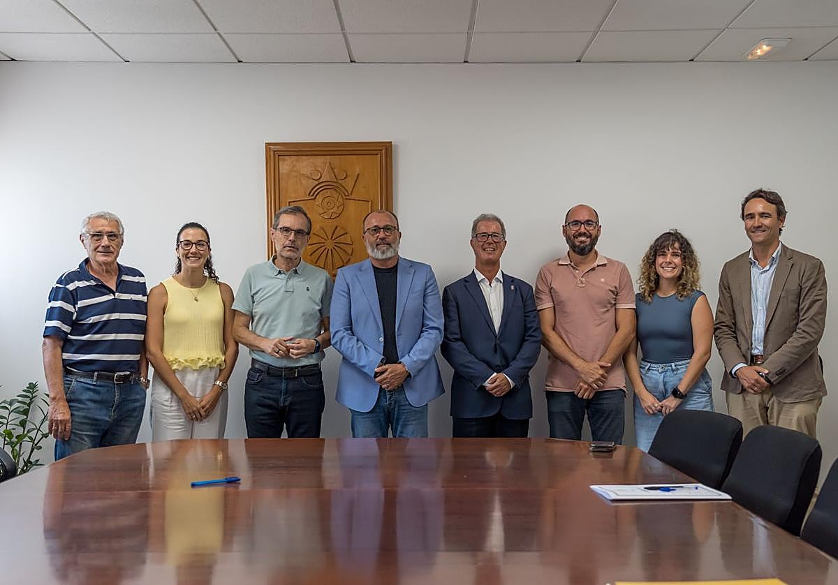 Representantes del Ayuntamiento, del Servicio Canario de Salud y de Yrichen durante la firma del acuerdo.