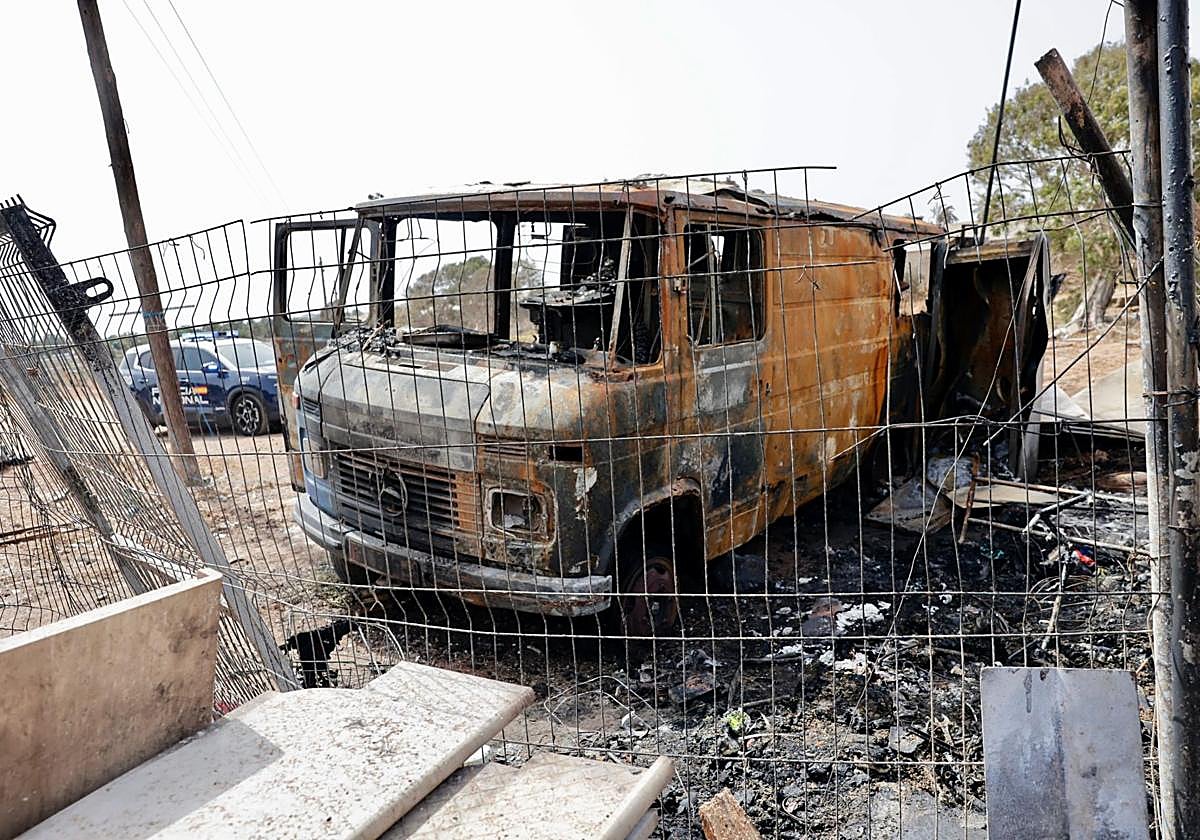 Estado en el que quedó el furgón donde dormía el fallecido.