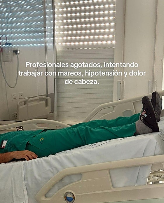 Foto publicada en redes de un sanitario del HUC atendido por un golpe de calor.