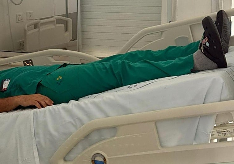 Foto publicada en redes de un sanitario del HUC atendido por un golpe de calor.