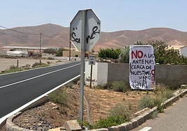 El rechazo a la antena de telefonía está patente en ventanas, balcones y solares.