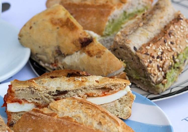 Bocadillos variados de MOL Café.