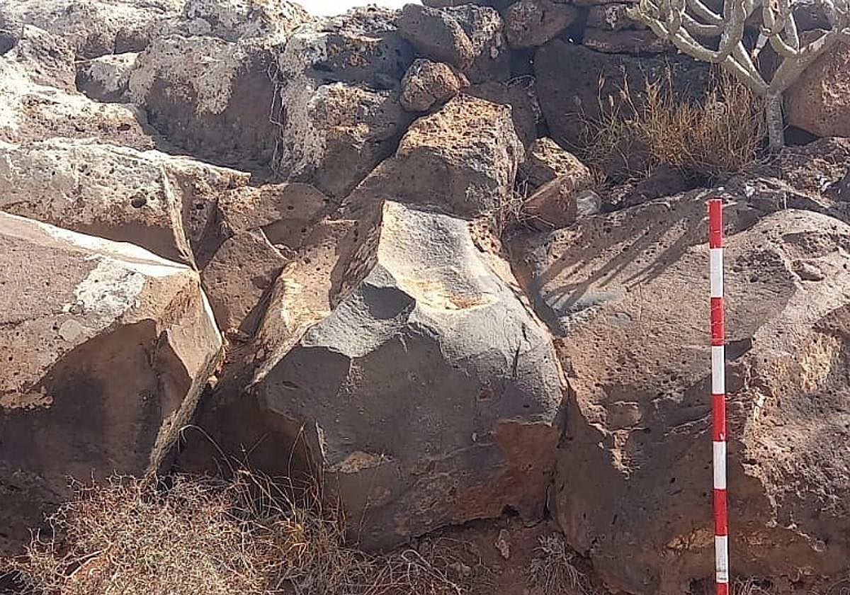 El podomorfo se localiza en la Piedra del Majo, en el yacimiento de Zonzamas.