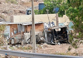 Imagen del estado en el que quedó el vehículo en el que murió un hombre calcinado.