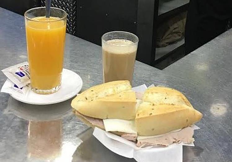 Desayuno de bocata de pata en la cafetería Yazmina.
