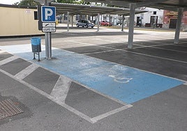 Imagen de una plaza de aparcamiento reservada para una persona con discapacidad.