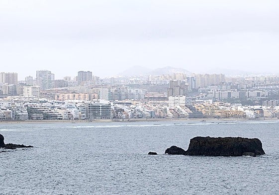 La calima invade Las Palmas de Gran Canaria este miércoles.