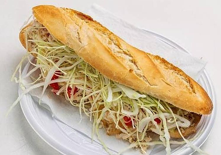 Bocadillo de pechuga de pollo super del bar Ca´ Manolo.