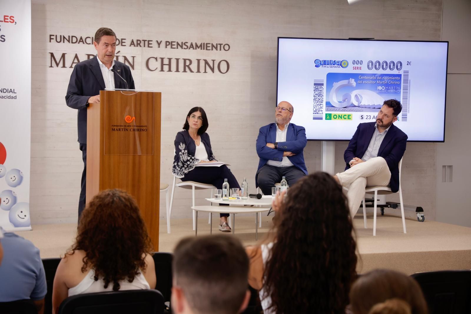 Imagen secundaria 1 - Distintos momentos de la presentación.