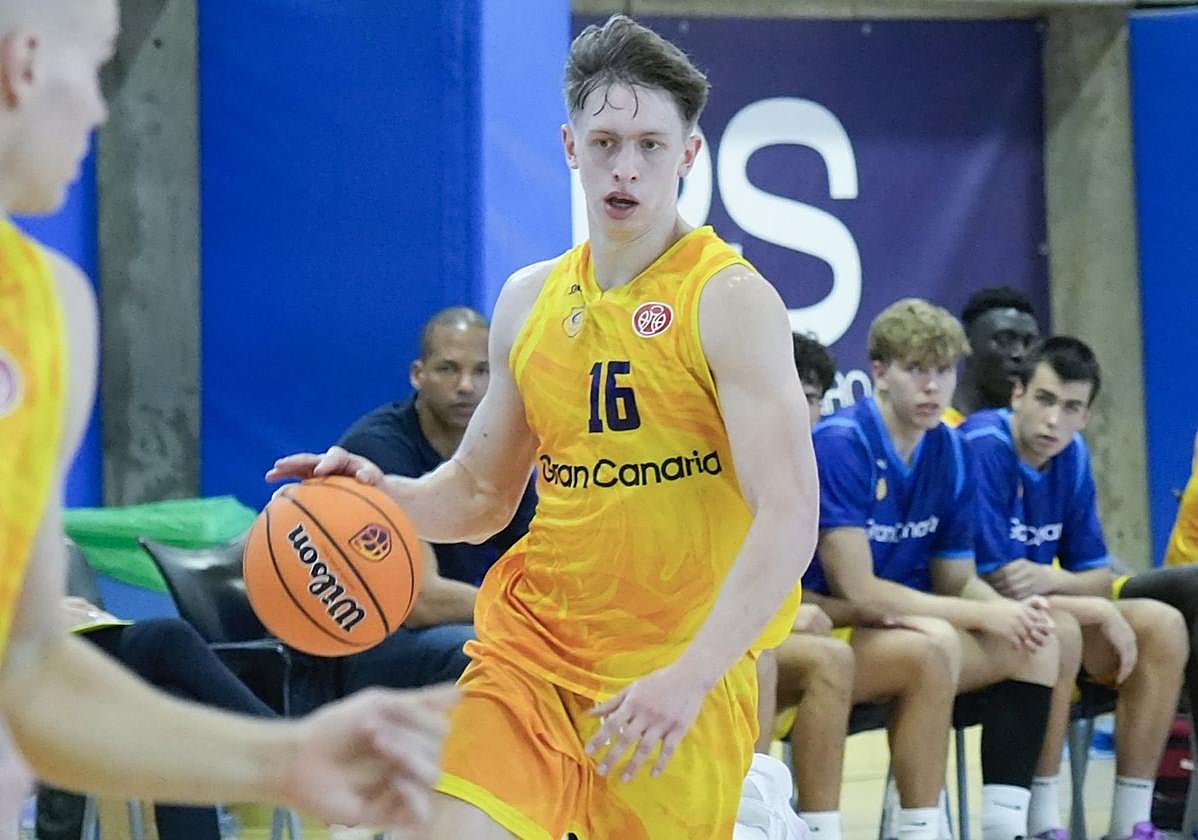 Dylan Bordón busca la mejor opción en un partido con el filial amarillo.