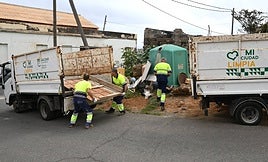Personal del servicio municipal de recogida de trastos de Gáldar retirando residuos voluminosos.