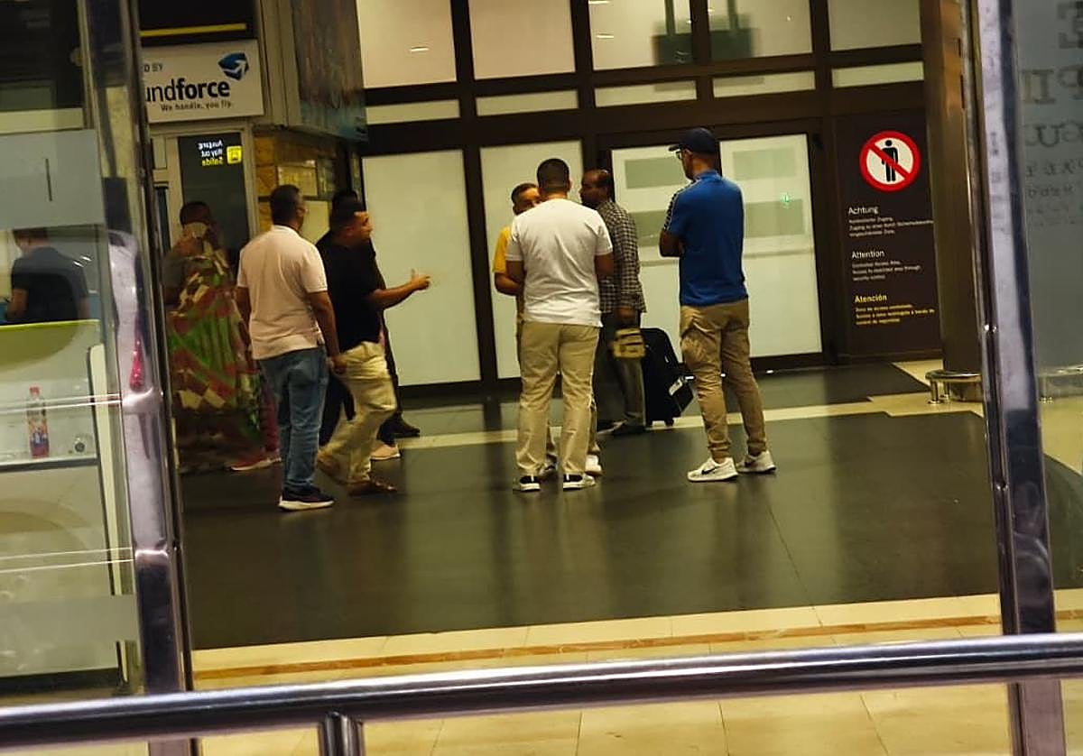 Particulares ofreciendo presuntamente servicios de transporte en el aeropuerto de madrugada.