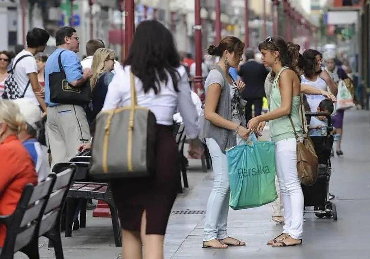 Imagen de gente comprando y paseando en calle de Triana en la capital grancanaria.