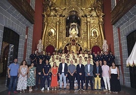 Foto de familia junto a la Virgen del Pino, en Teror.
