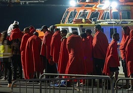 Llegada al puerto de Arrecife de 62 hombres migrantes en la madrugada de este martes.