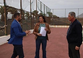 Autoridades de Teguise en la cancha de la calle Panamá.
