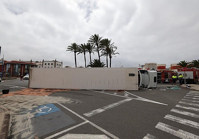 Imagen del vuelco en la rotonda del muelle.