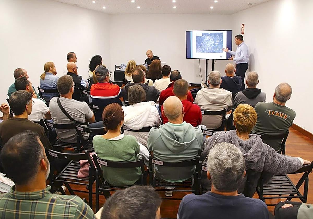 Alcalde, con vecinos de Uga, para explicar las obras a ejecutar.