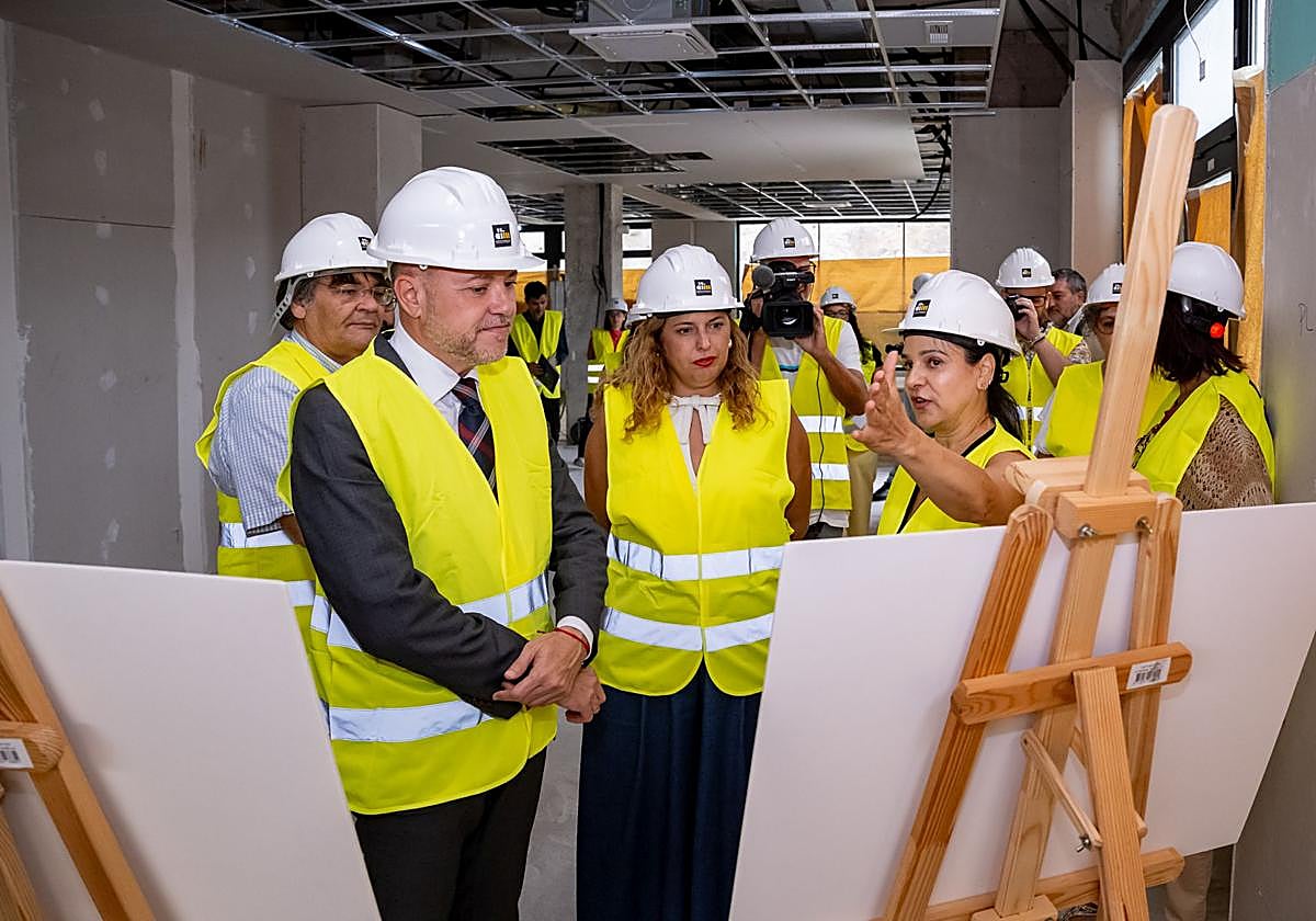 Imagen de la visita al centro en obras de Teodoro Sosa e Isabel Mena.