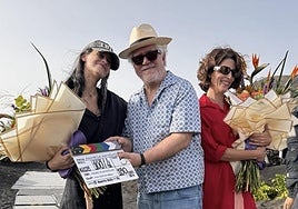 De izquierda a derecha, Milena Smit, Pedro Almodóvar y Bárbara Lennie, el último día del rodaje.