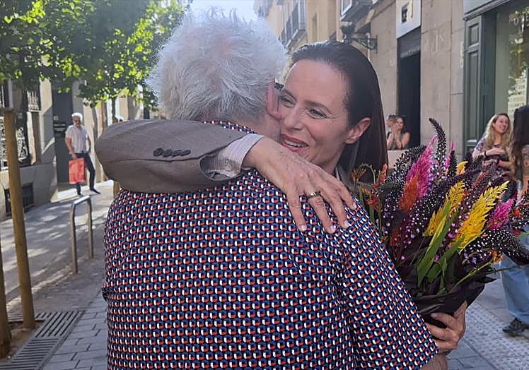 Almodóvar entrega un ramo de flores a Aitana Sánchez Gijón, tras culminar la actriz su parte en el rodaje de 'Amarga Navidad'.