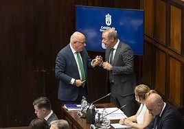 Augusto Hidalgo hablando con el presidente del Cabildo en un pleno.