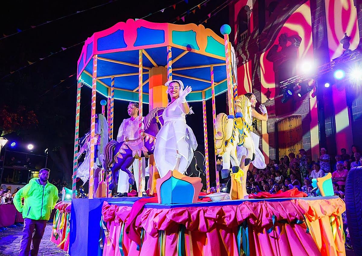 Imagen secundaria 1 - Varias carrozas que tomaron parte del espectáculo y el alcalde, figurante en una de ellas.