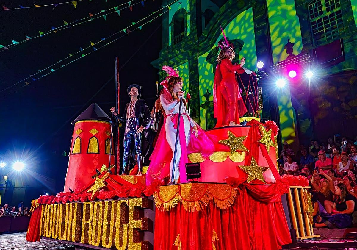 Una de las carrozas participantes en la cabalgata celebrada este miércoles en Guía.