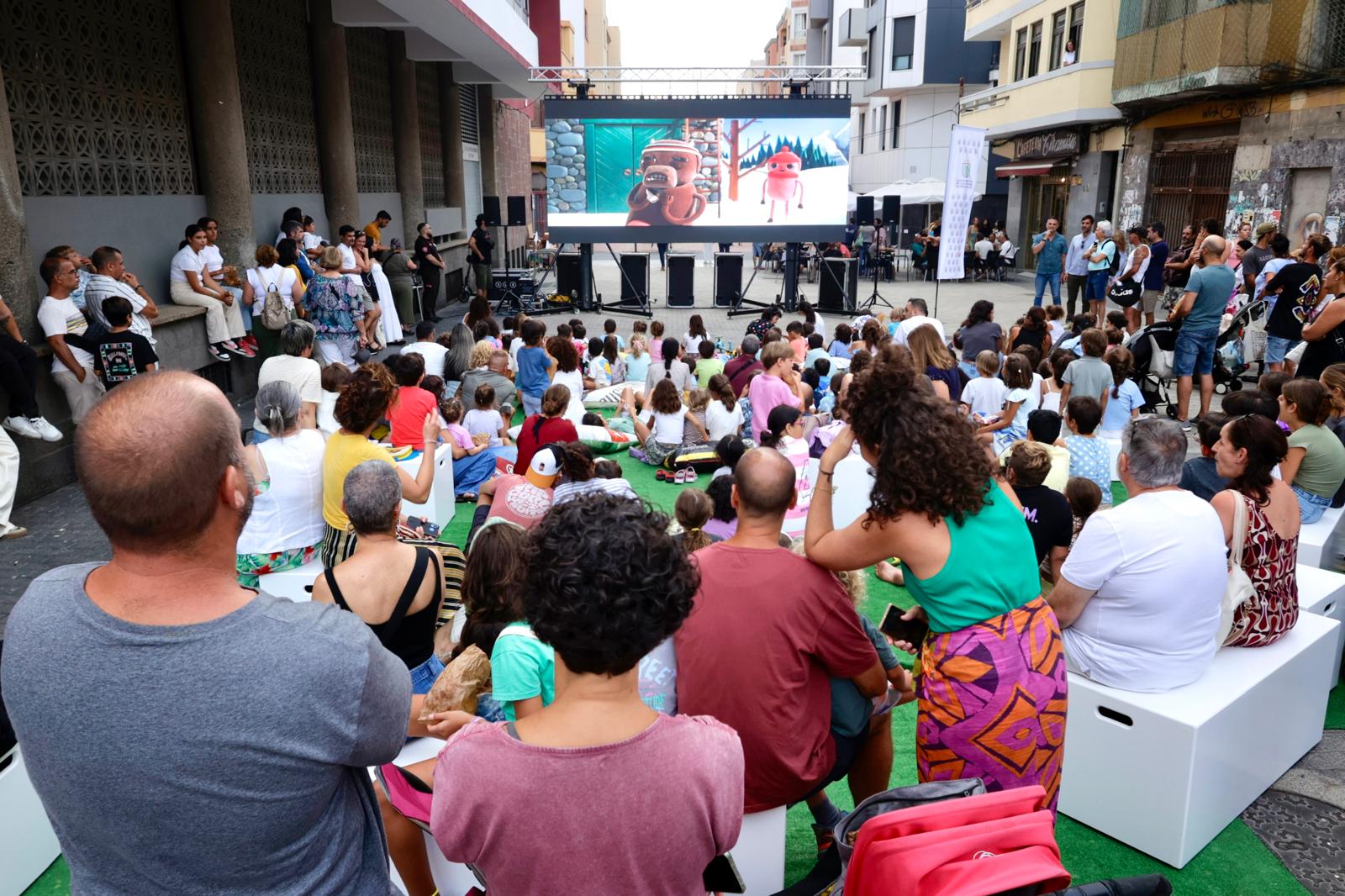 El &#039;Cine de Verano&#039; llena la Plaza del Pilar en Guanarteme