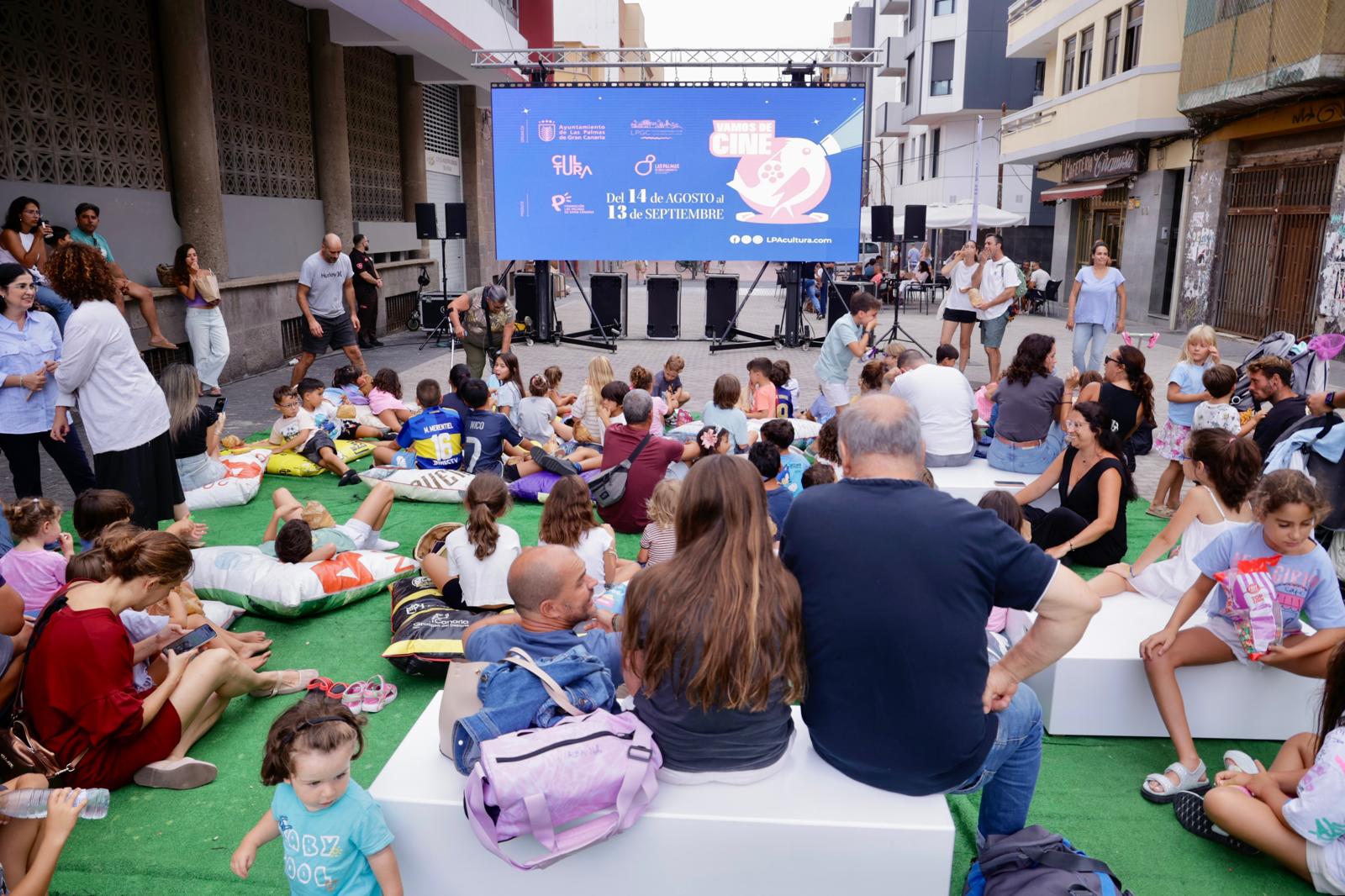 El &#039;Cine de Verano&#039; llena la Plaza del Pilar en Guanarteme