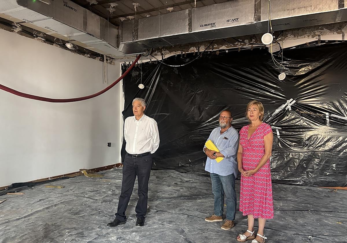 Autoridades visitando las obras.