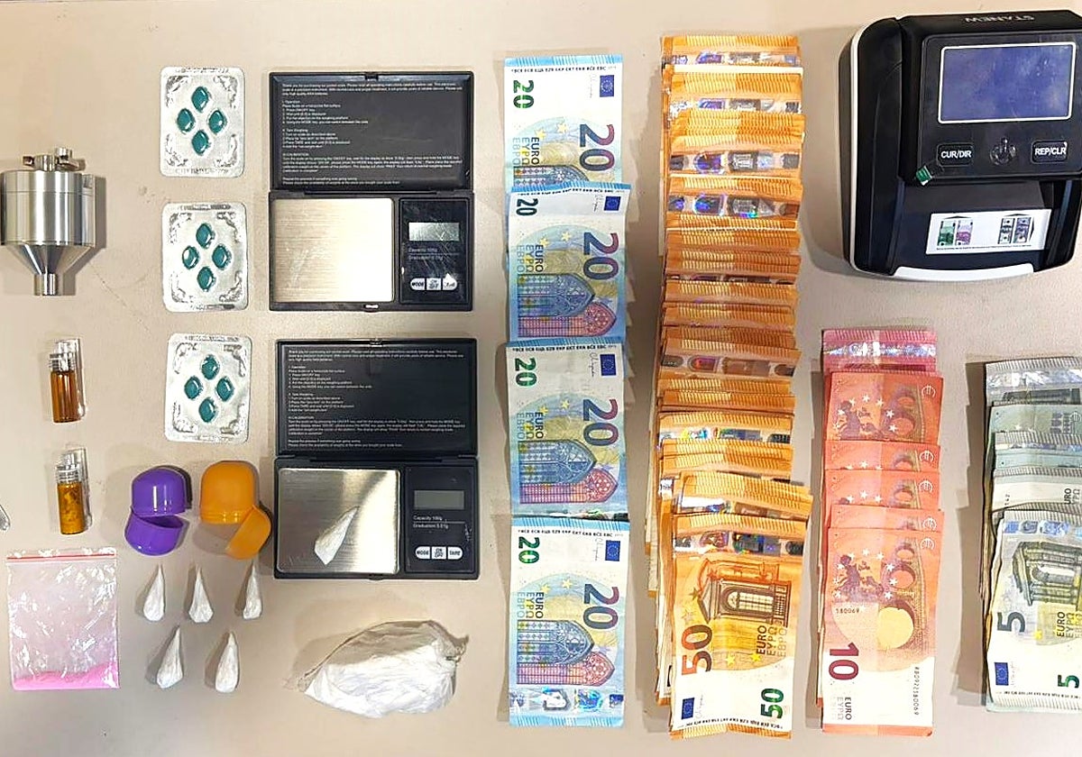 Imagen del material, sustancias estupefacientes y dinero incautado en Telde.