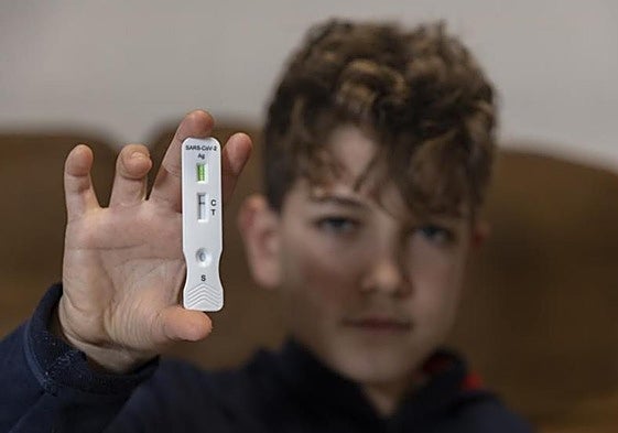 Foto de archivo de un niño sosteniendo un test de antígenos de coronavirus.