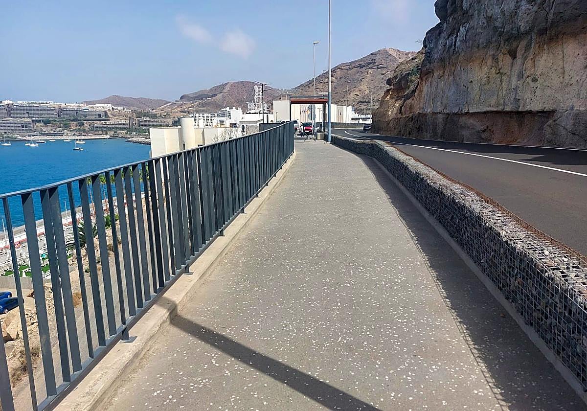 Vista actual de la barandilla instalada en el paseo peatonal entre Arguineguín y Patalavaca.