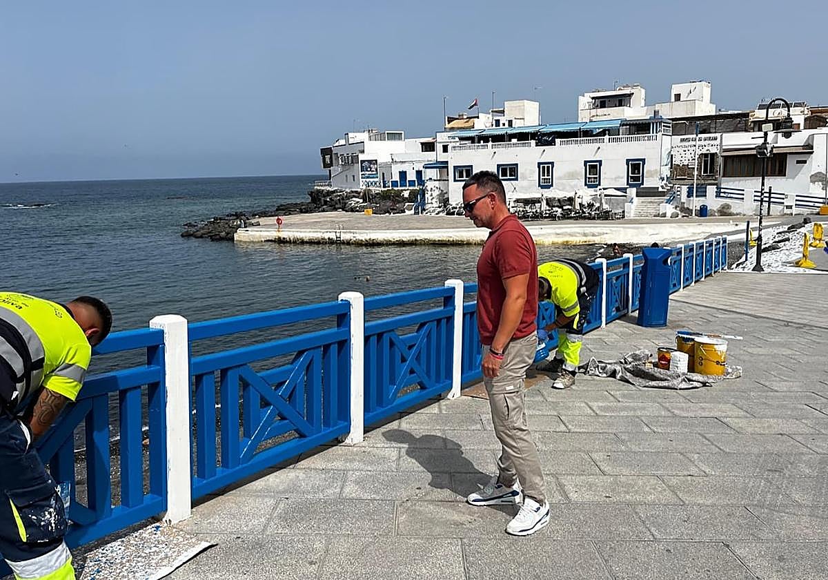 El concejal de Obras y Servicios, Luis Alba, en la obra de mantenimiento del paseo marítimo de El Cotillo.