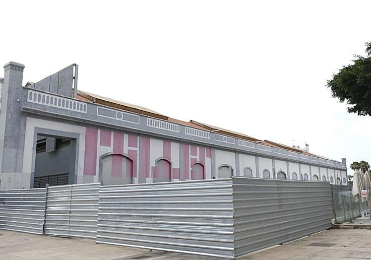 Edificio Miller rodeado de vallas.