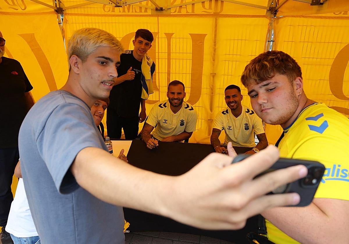 Locura por un autógrafo de Viera o Jesé