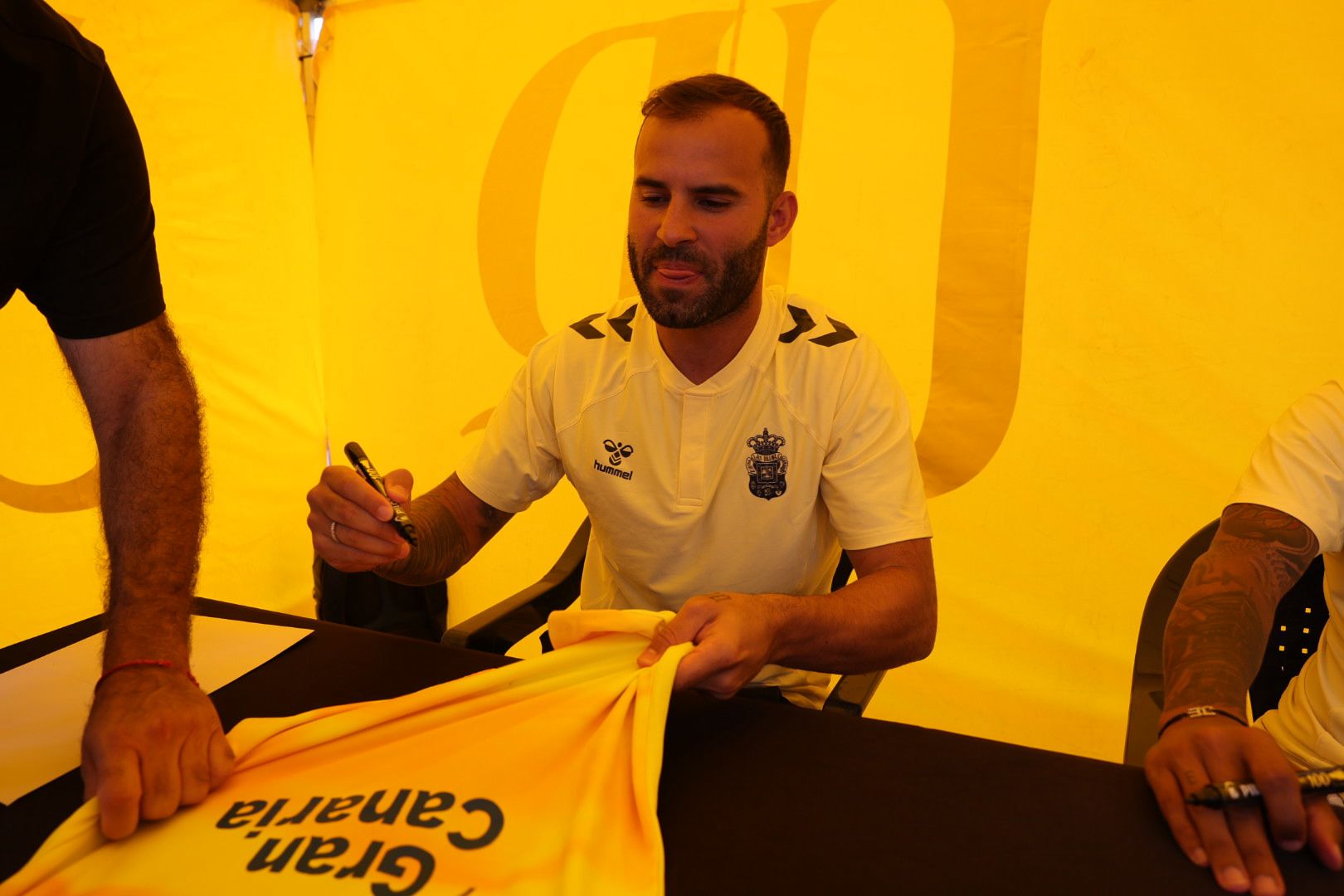 Locura por un autógrafo de Viera o Jesé